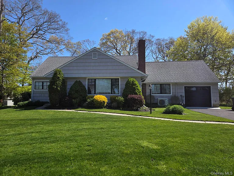 12 Wayne Ct — Photo 1
