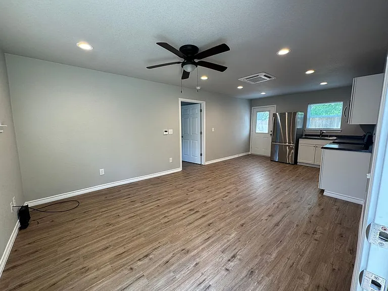 320 W 6th St — Photo 5
