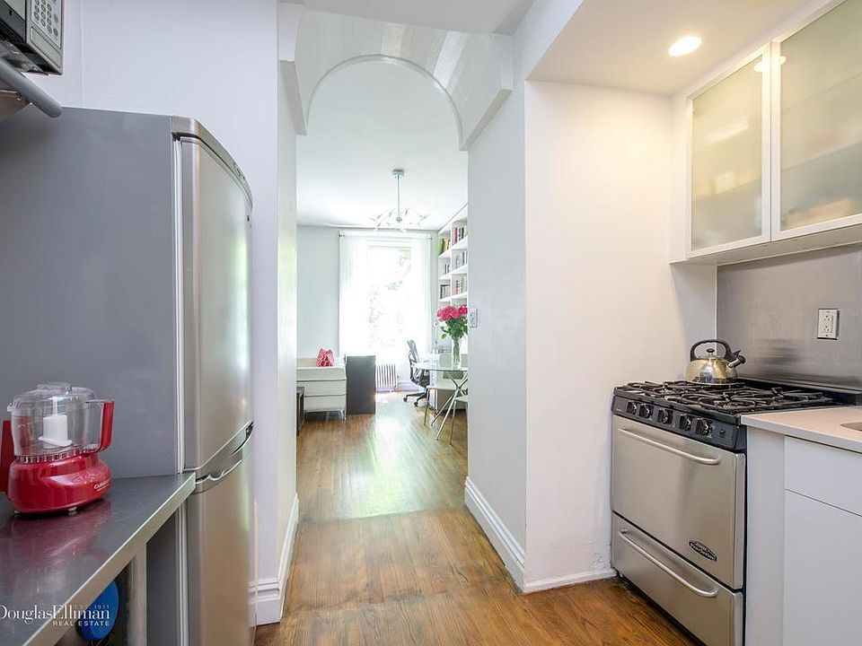 2nd image of 220 E 17th St APT 1R