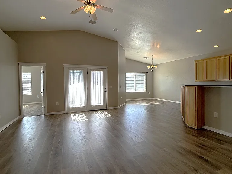 85 S Hillcrest Dr — Photo 7