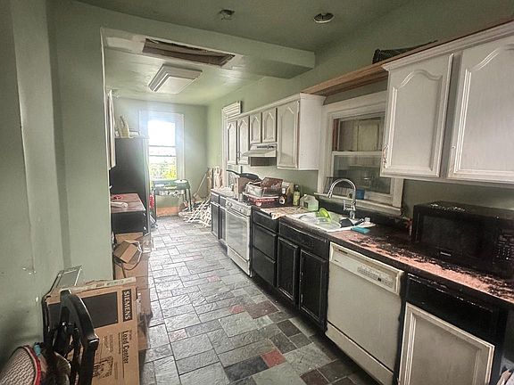 2nd image of 2350 Logan St