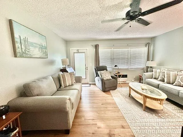 1 bed, 1.0 bath, 601 sqft, $1,300 — Photo 4
