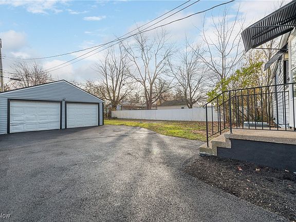 3rd image of 819 Warwick Dr