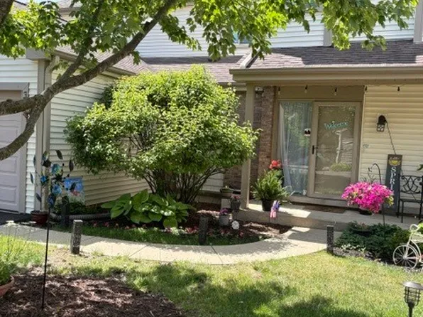 315 E Forest Knoll Dr, Palatine, IL 60074