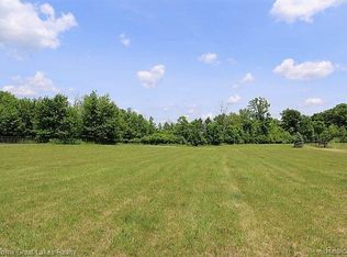 24 Woodfield Pkwy, Grand Blanc, MI 48439