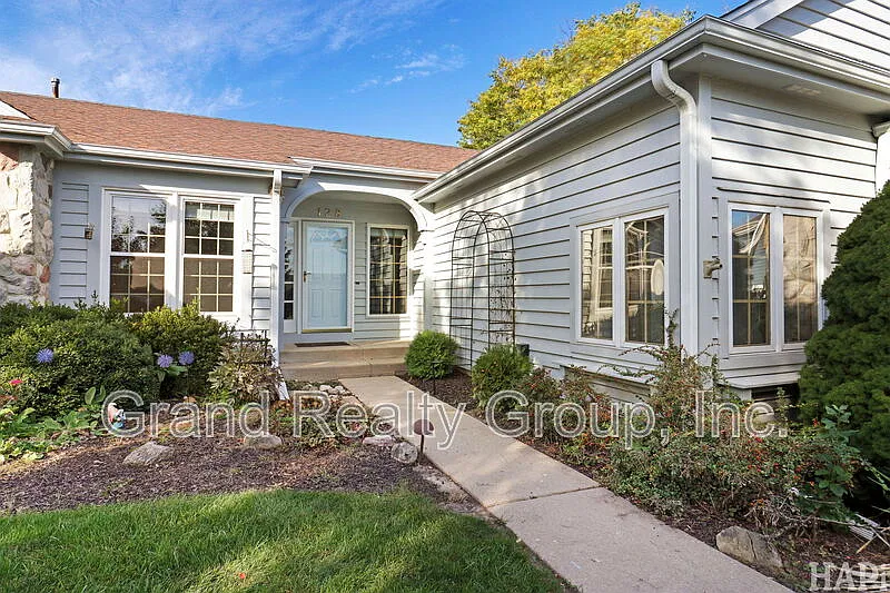 3 bed, 2.0 bath, 1805 sqft, $3,200 — Photo 2