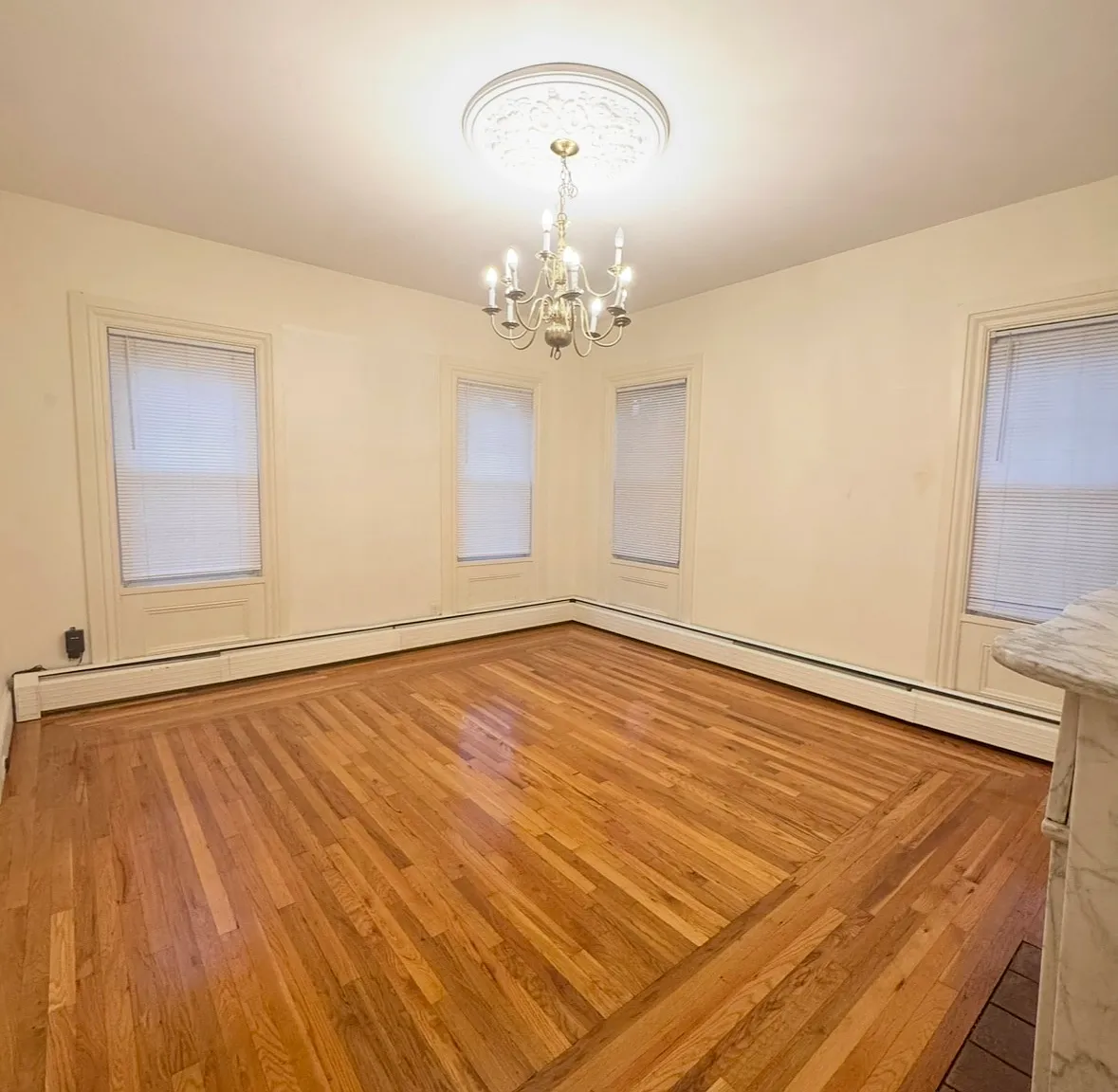 3 bed, 988 sqft, $2,575 — Photo 2