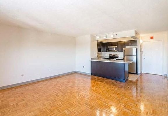 3rd image of 1025 Hancock St Unit 4L