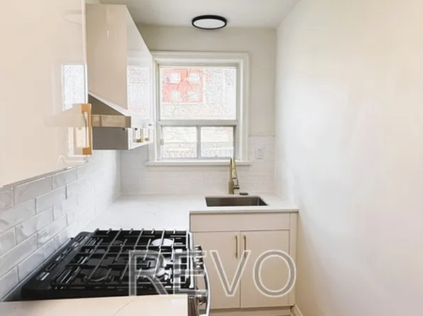 6921 Barker St #3, Niagara Falls, ON L2G 1Z5