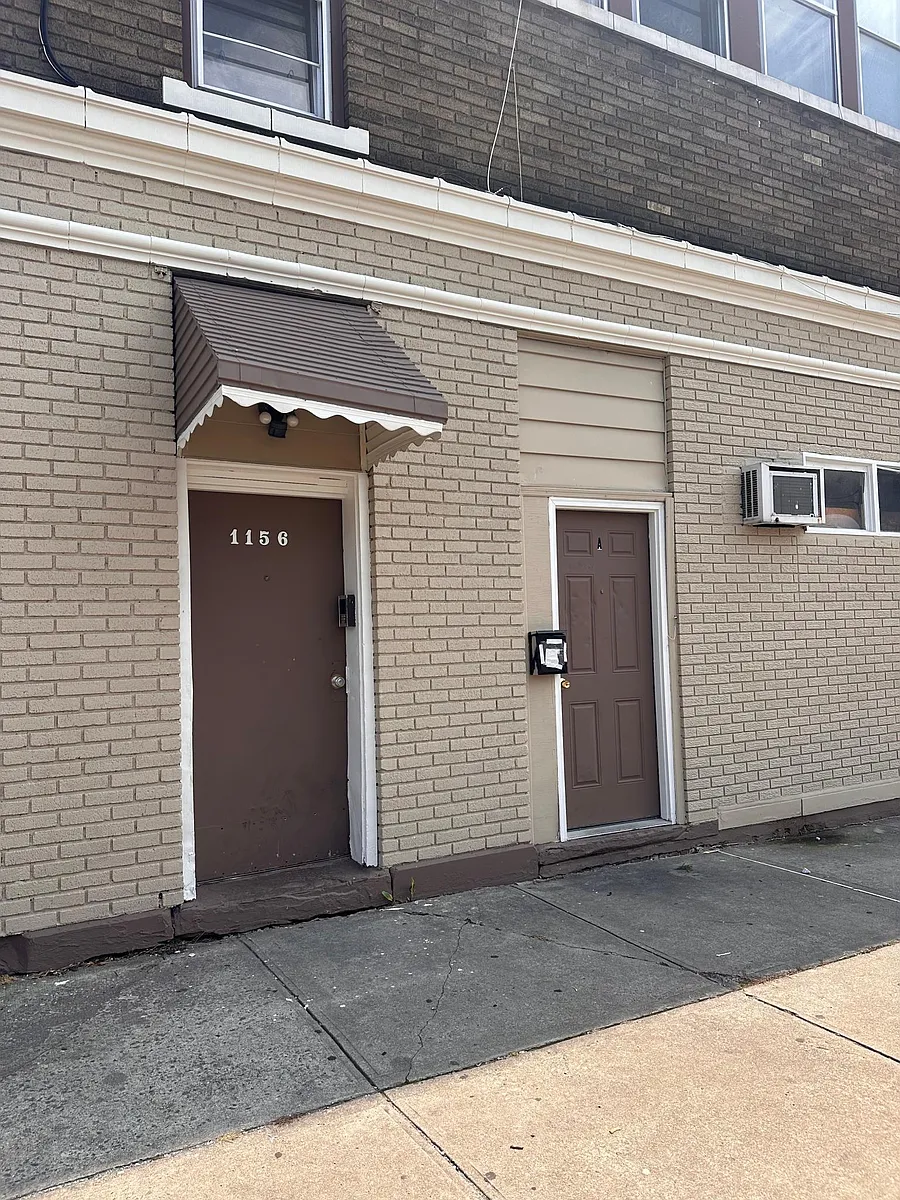 Building Photo - 1156 E Broad St #4