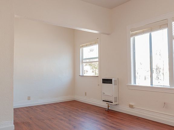 3rd image of 910 W 41st St APT 24
