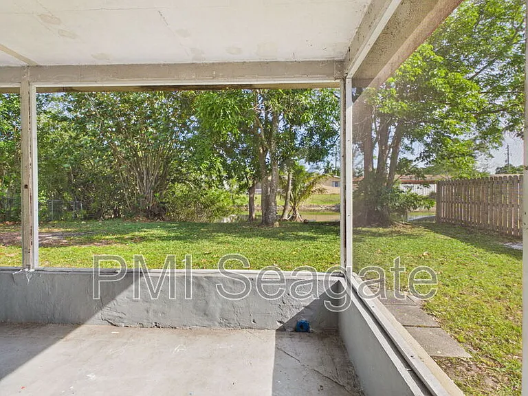 7620 NW 21st St — Photo 3