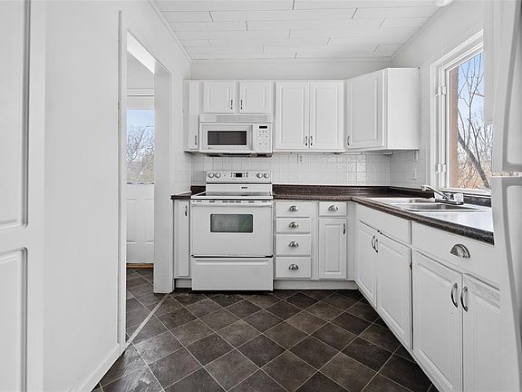 4th image of 25 Woodland Ave