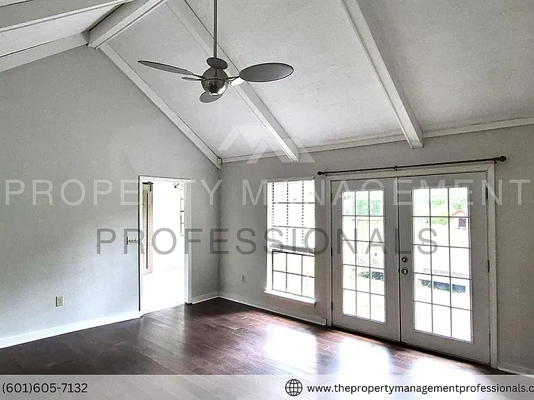 1102 Martin Dr — Photo 2