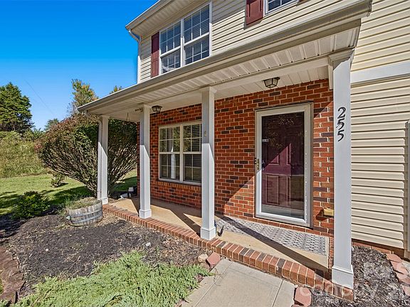 3rd image of 255 Evergreen Rd