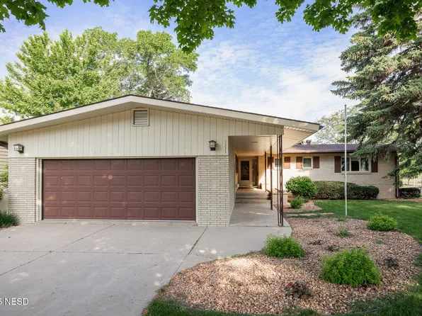 1333 Crestview Dr, Watertown, SD 57201