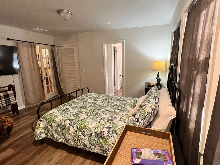 523 W Oak St — Photo 45