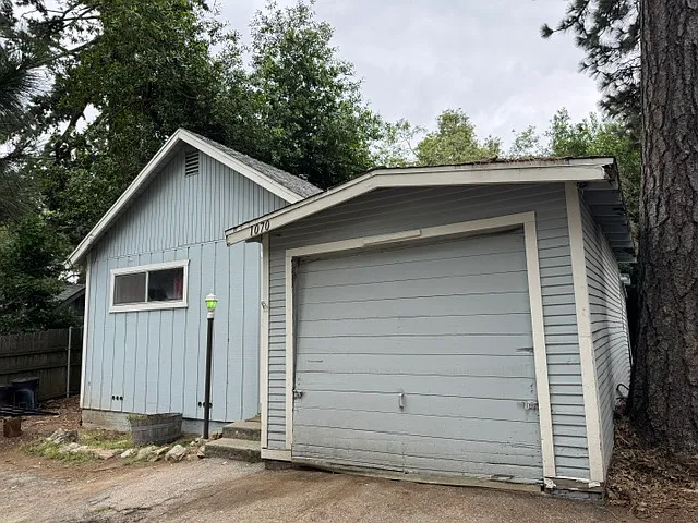 ONE CAR GARAGE