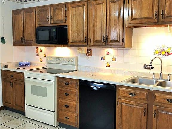 5th image of 131 Vincent Ave