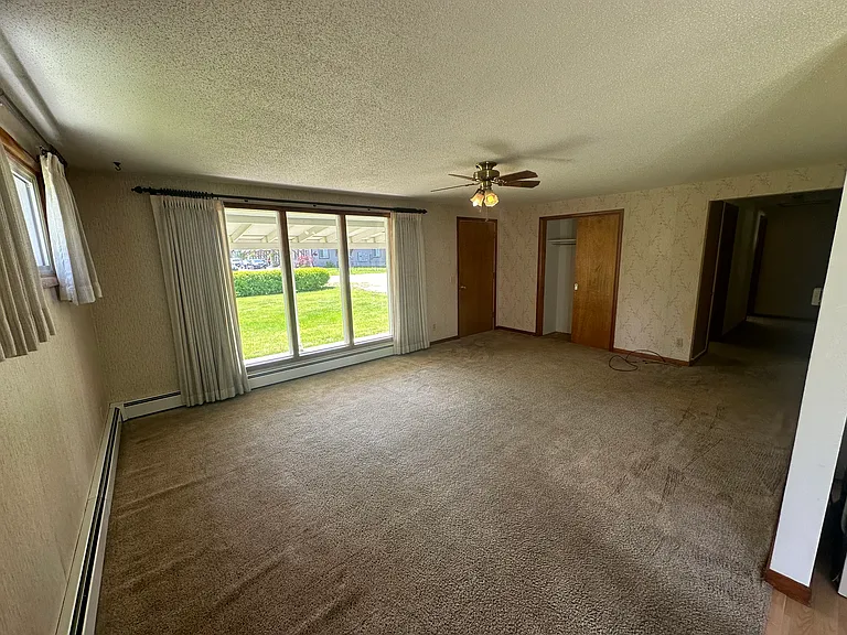 33 W Evergreen Dr — Photo 3