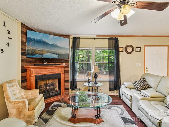 4th image of 44 Bachelder Ln