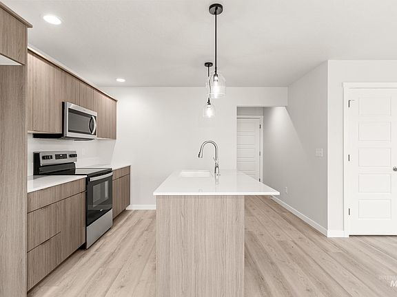 4th image of 10832 Rutland St