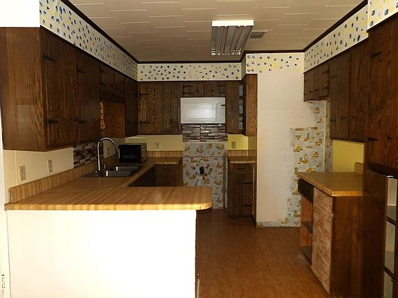 3rd image of 406 Earl Perkins Rd