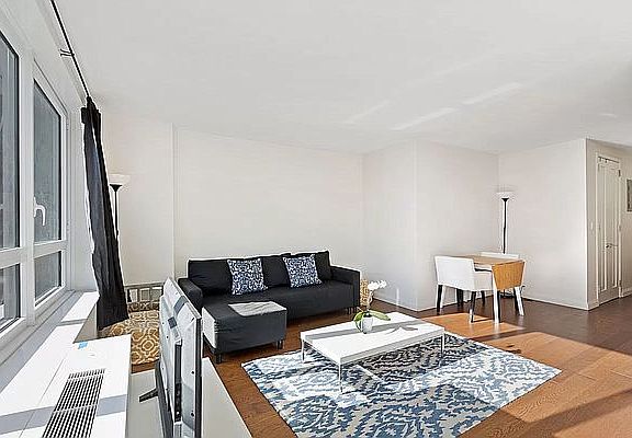4th image of 200 E 94th St APT 705