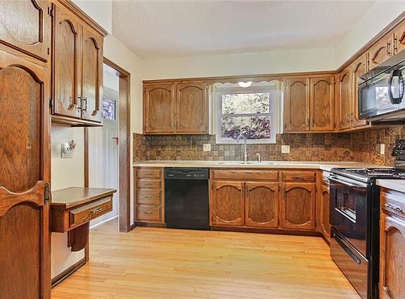 5th image of 820 E 15th St