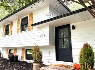 209 W Gartner Rd, Naperville, IL 60540