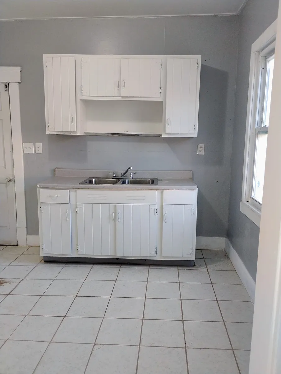 Building Photo - 13815 Shaw Ave #1