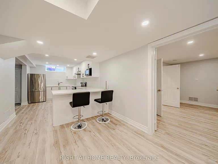 3 Glenayr Rd #LOWER — Photo 14