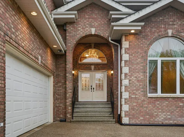 926 Hollingsworth Bnd NW, Edmonton, AB T6R 3L3