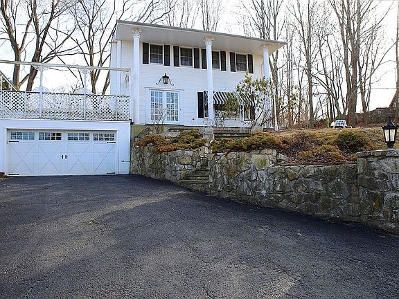 2nd image of 132 Clubhouse Dr