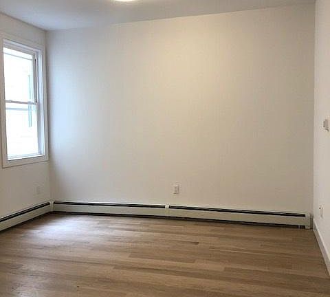 5th image of 24 E 49th St