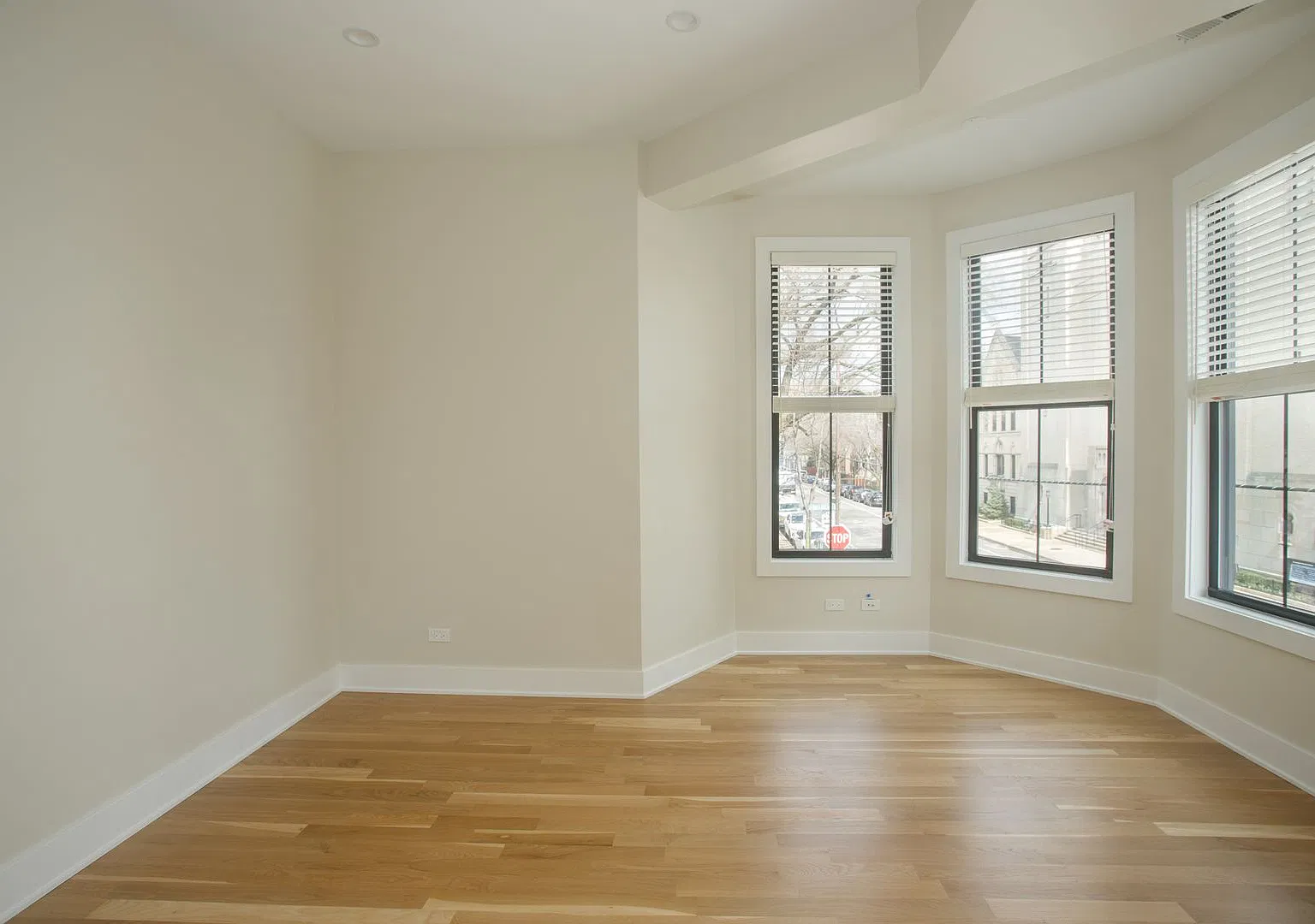 2 bed, 975 sqft, $3,950 — Photo 2