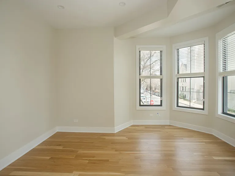 2250 N Southport Ave — Photo 2
