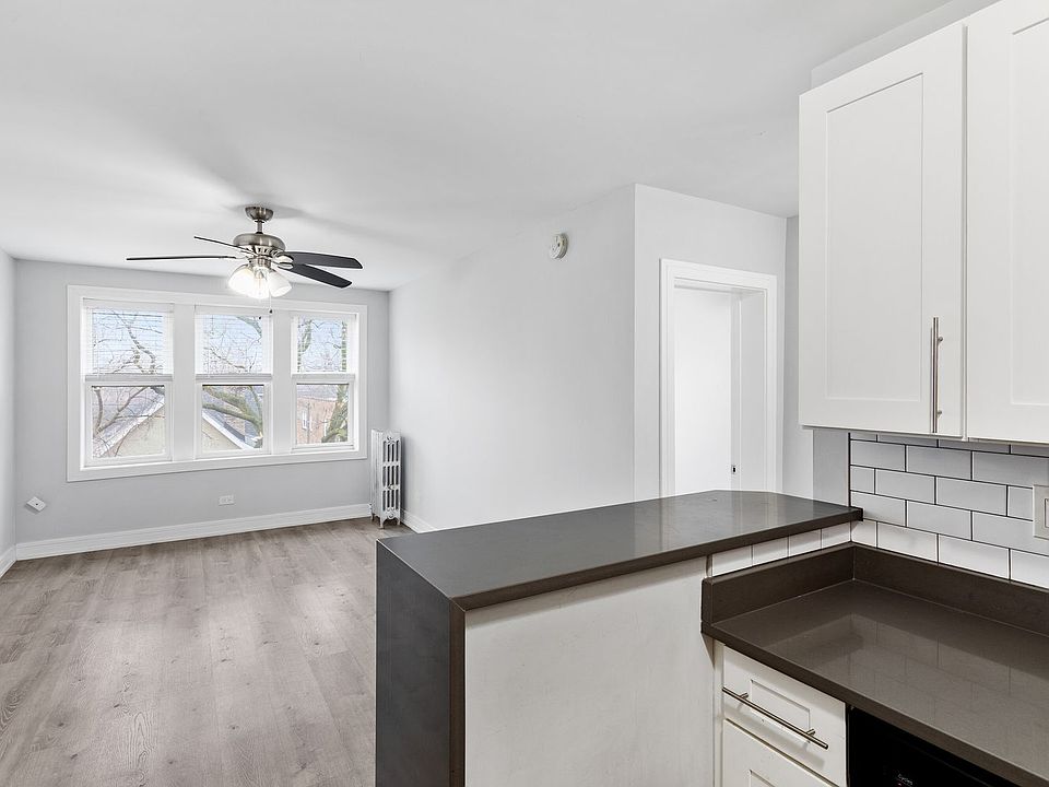1st image of 1521 W Sherwin Ave #207