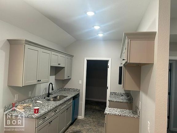 4th image of 104 E Hinkley St