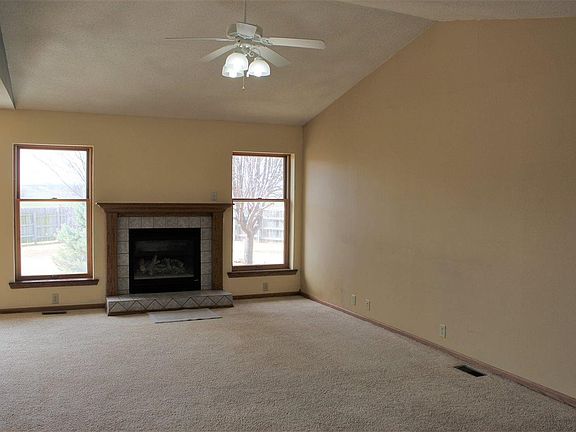 5th image of 915 N Wheatland Dr