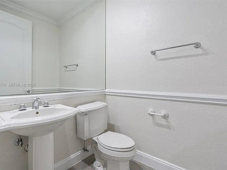 1772 NE 9th St #7 — Photo 9
