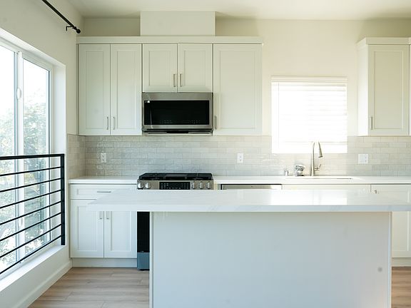 2nd image of 5259 Lexington Ave #2