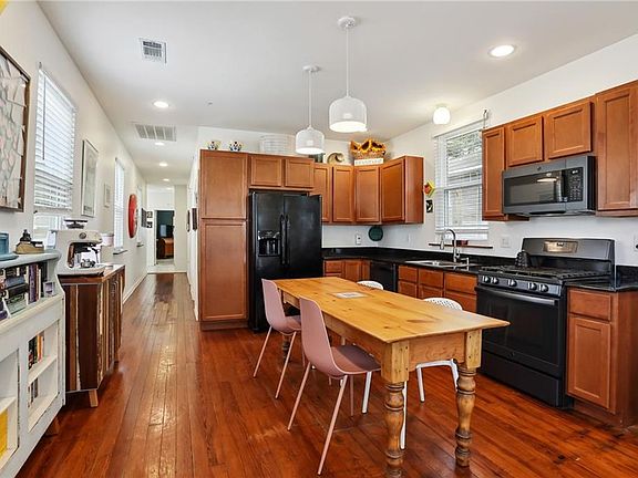 5th image of 2455 Gladiolus St