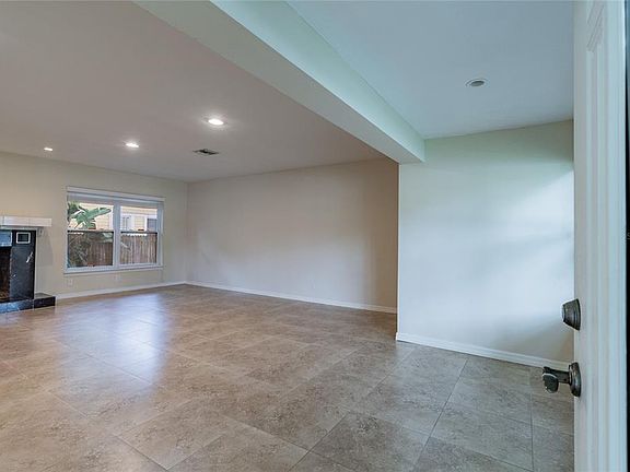 4th image of 303 Wildwood Way #A