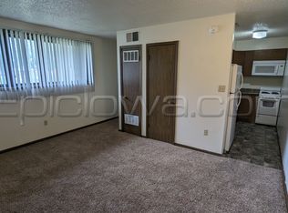 20 N 10th Ave. Hiawatha - Parklawn Apts - 12, Hiawatha, IA 52233