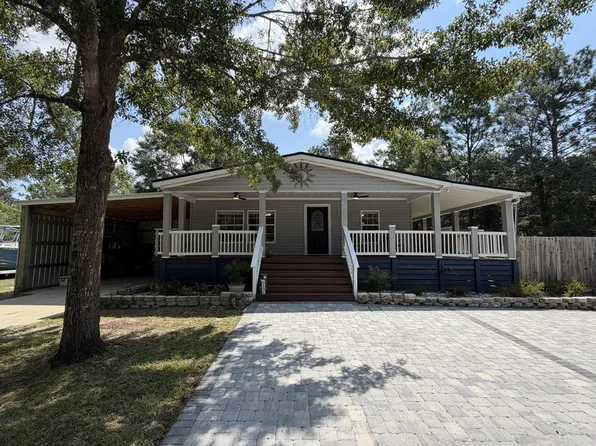927 Black Creek Blvd, Freeport, FL 32439