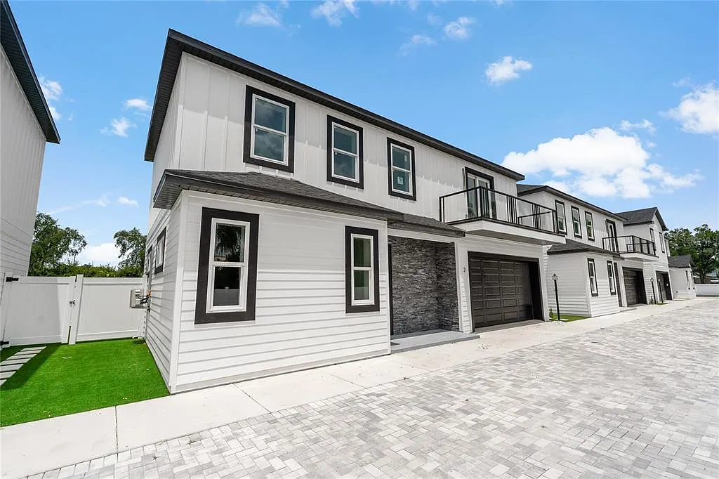 3 bed, 2.5 bath, 1950 sqft, $3,399 — Photo 2