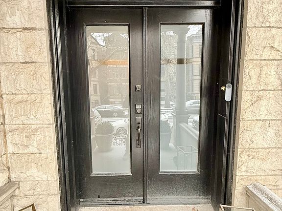 2nd image of 901 W Newport Ave