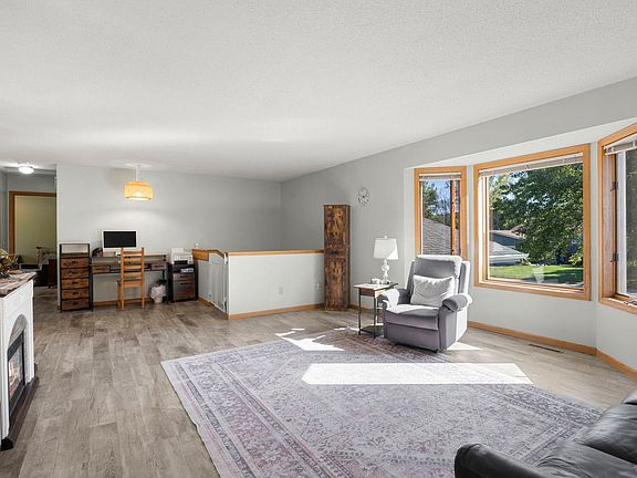 4th image of 132 Stuart Dr