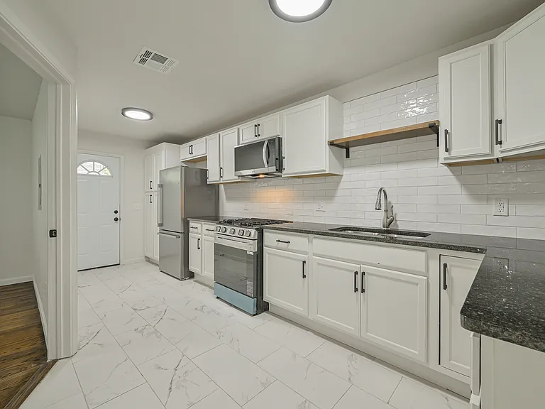 1524 NW 45th St — Photo 9